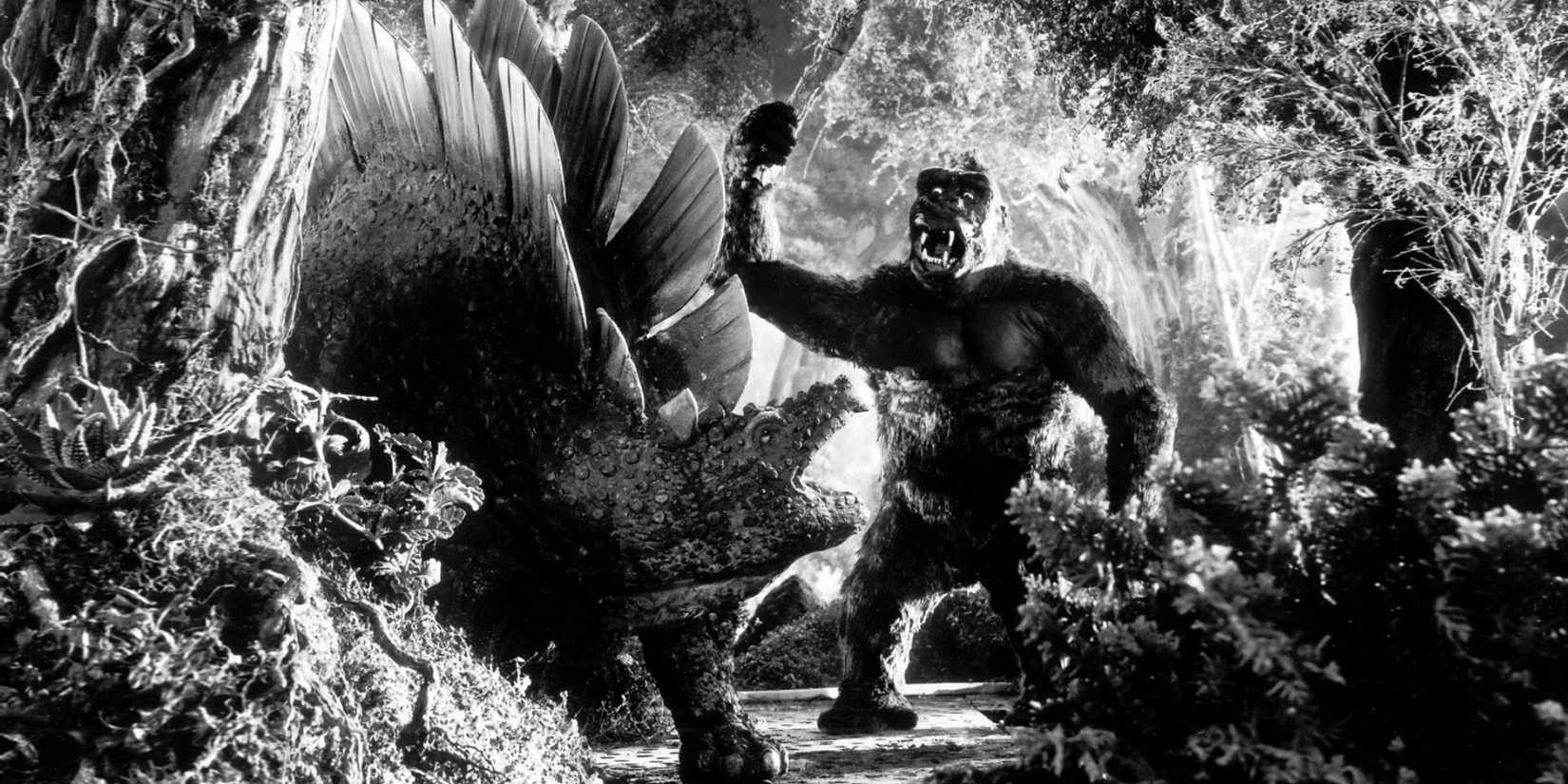 King Kong fighting a dinosaur in the 1933 movie