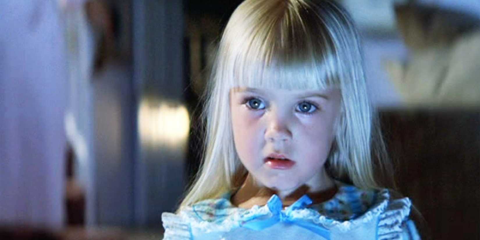 Carol Anne melihat televisi di Poltergeist.