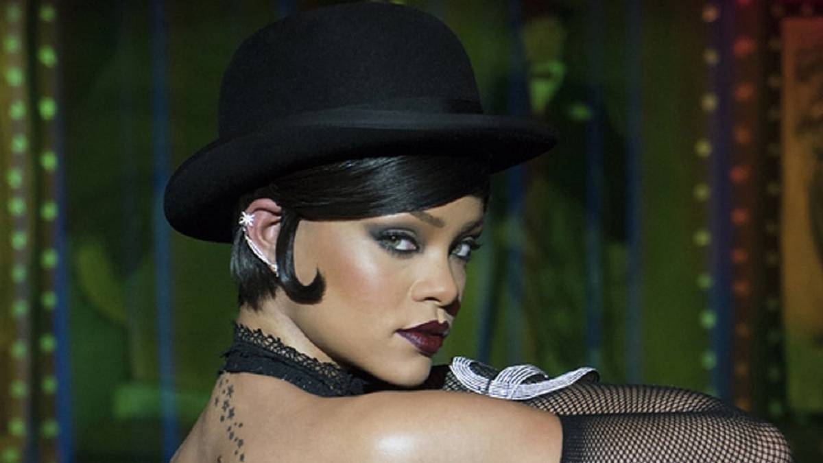 Rihanna as Bubbles, performing and wearing a bowler hat in Valerian and the City of a Thousand Planets.