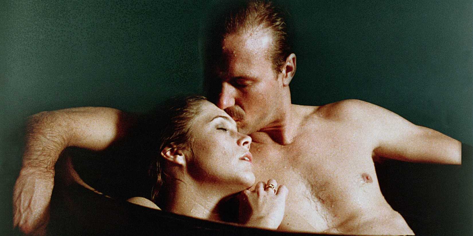 William Hurt dan Kathleen Turner sebagai Ned dan Matty di bak mandi bersama di Body Heat
