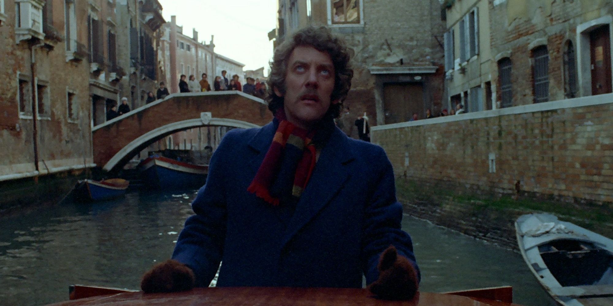 John Baxter (Donald Sutherland) ในคลองในเวนิสจาก 'Don't Look Now'