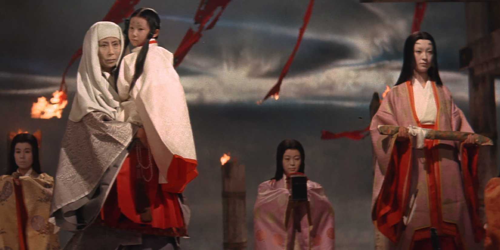 Muchas mujeres, una de ellas cargando a una niña, en Kwaidan. 