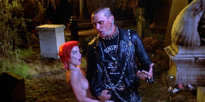 Linnea Quigley en El regreso de los muertos vivientes