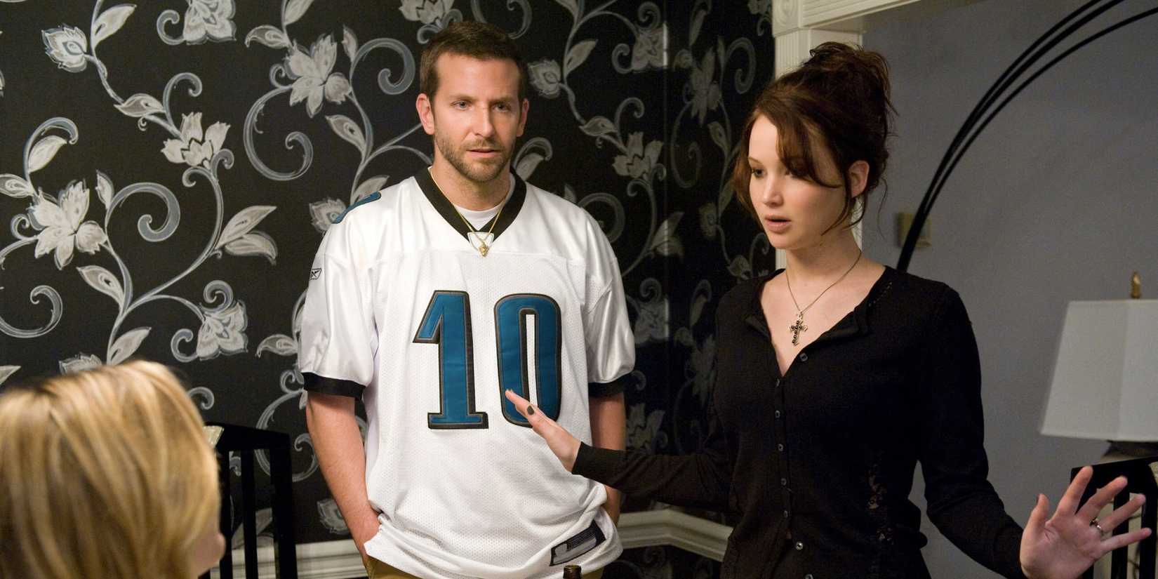 Pat looking confused while Tiffany talks to someone in 'Silver Lining's Playbook'