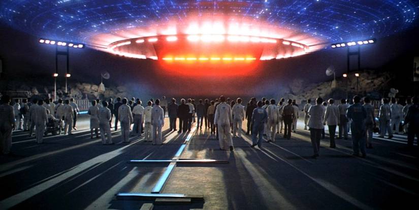 An alien ship attracting a crowd in Close Encounters of the Third Kind