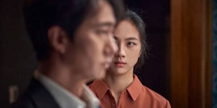 Tang Wei looking at Park Hae-il in 'Decision To Leave'