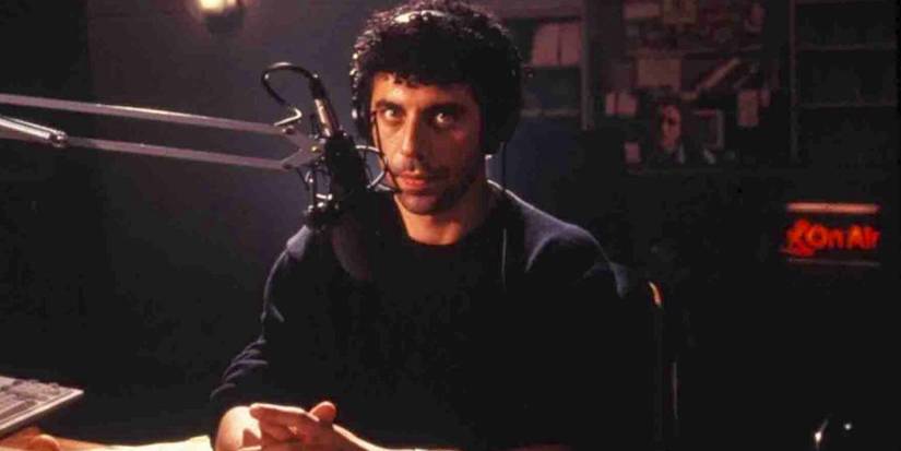 Eric Bogosian talking to a mic in Talk Radio.