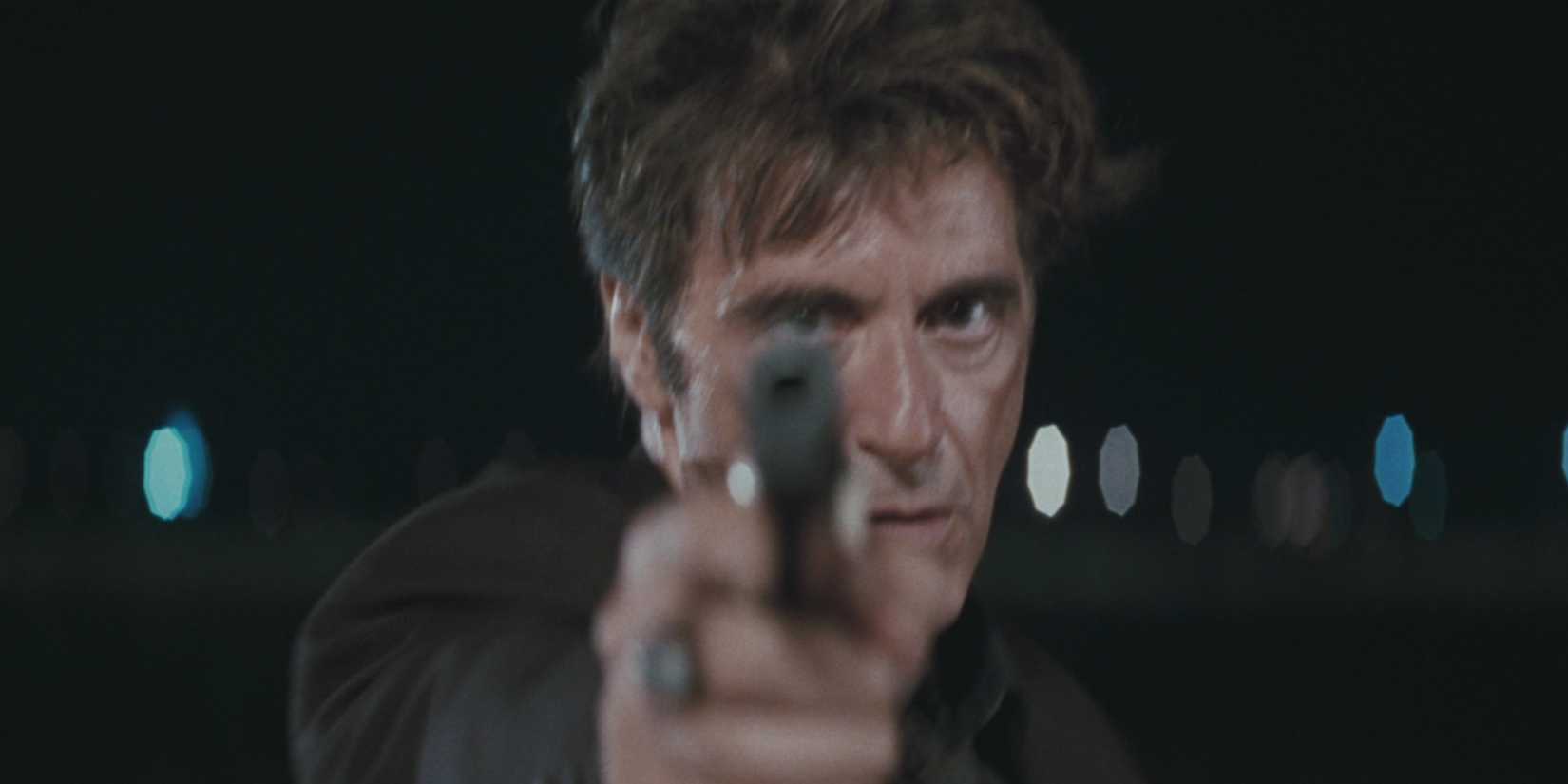 Al Pacino as Lt. Vincent Hanna aiming a gun in Heat