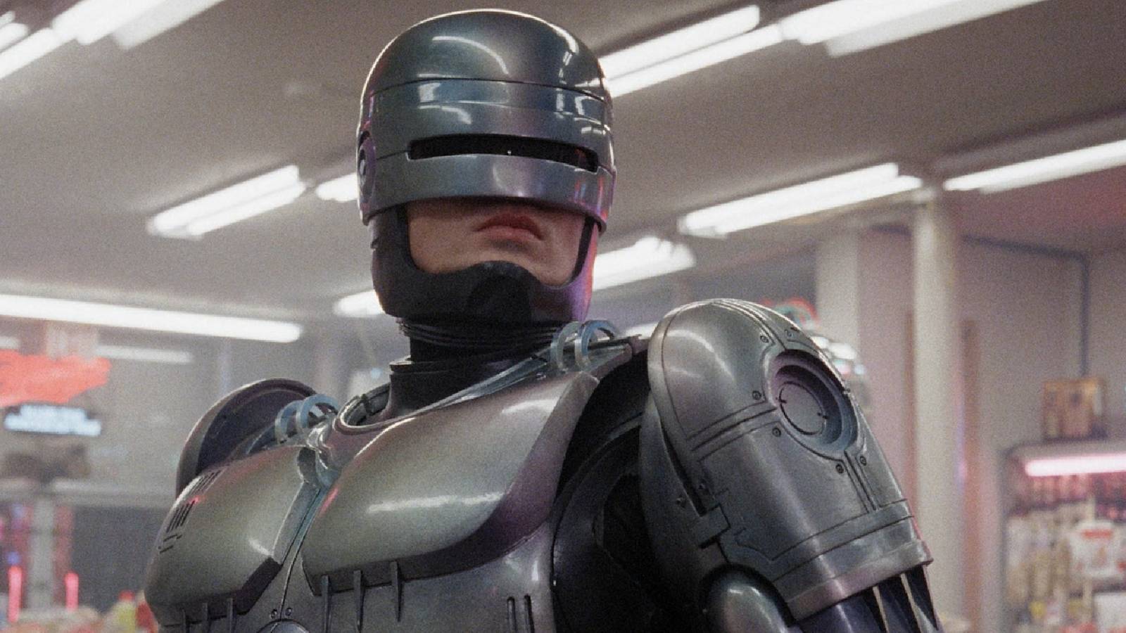 Peter Weller as RoboCop standing in a store in 'RoboCop'.