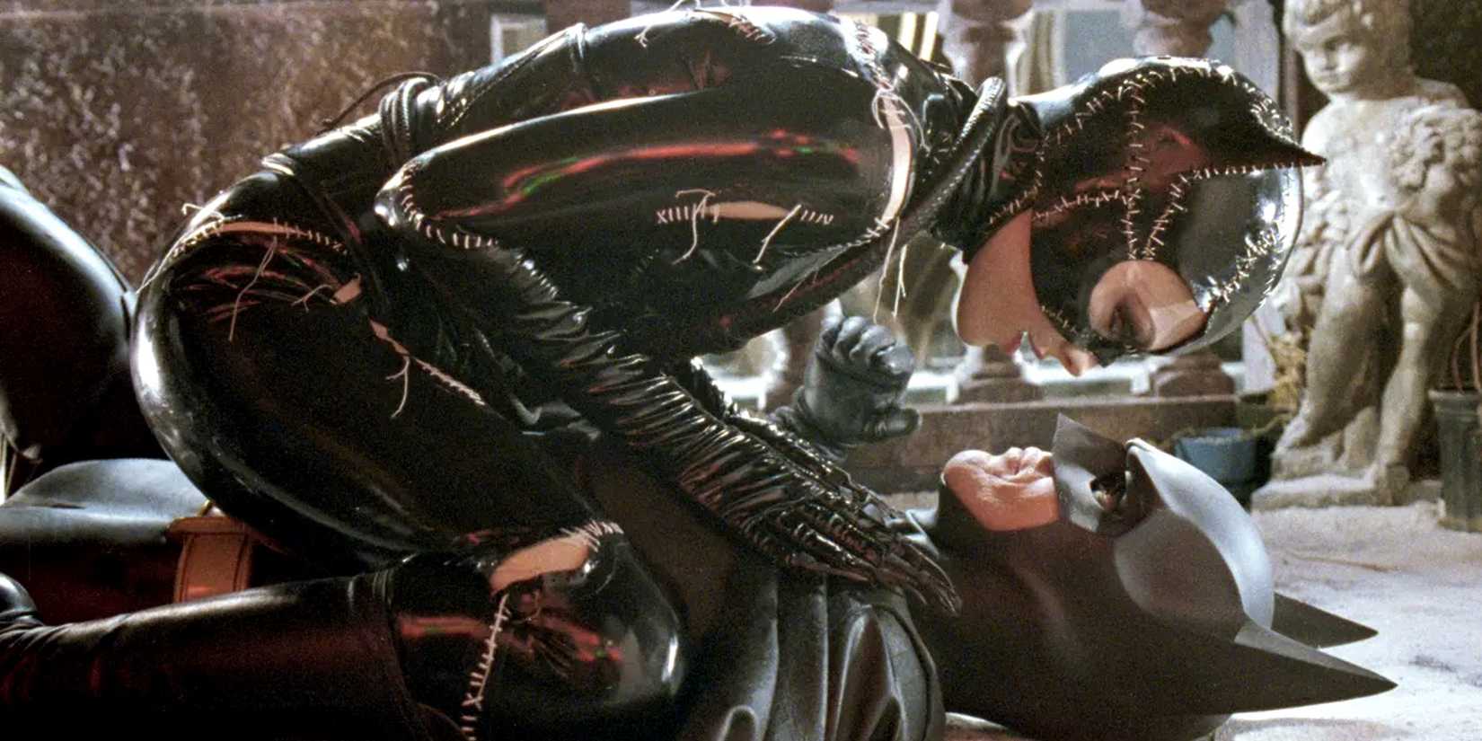 Catwoman di atas Batman di Batman Returns.