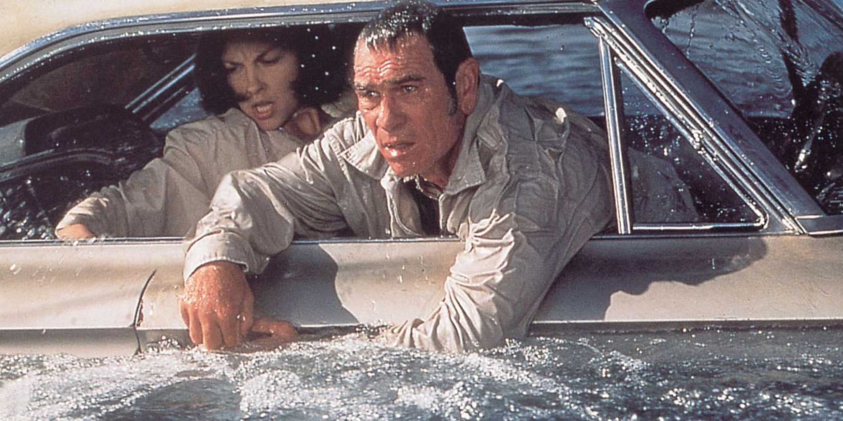 Ashley Judd and Tommy Lee Jones trying to escape a sinking car in Double Jeopardy