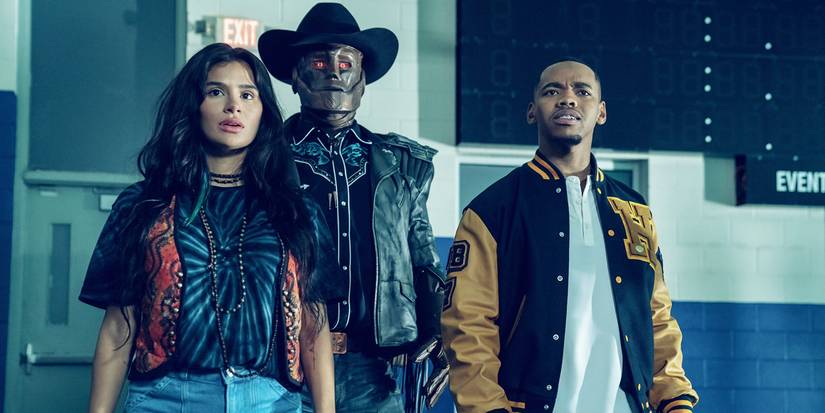 Diane Guerrero, Brendan Fraser, Jovian Wade melihat sesuatu di luar layar di Doom Patrol.