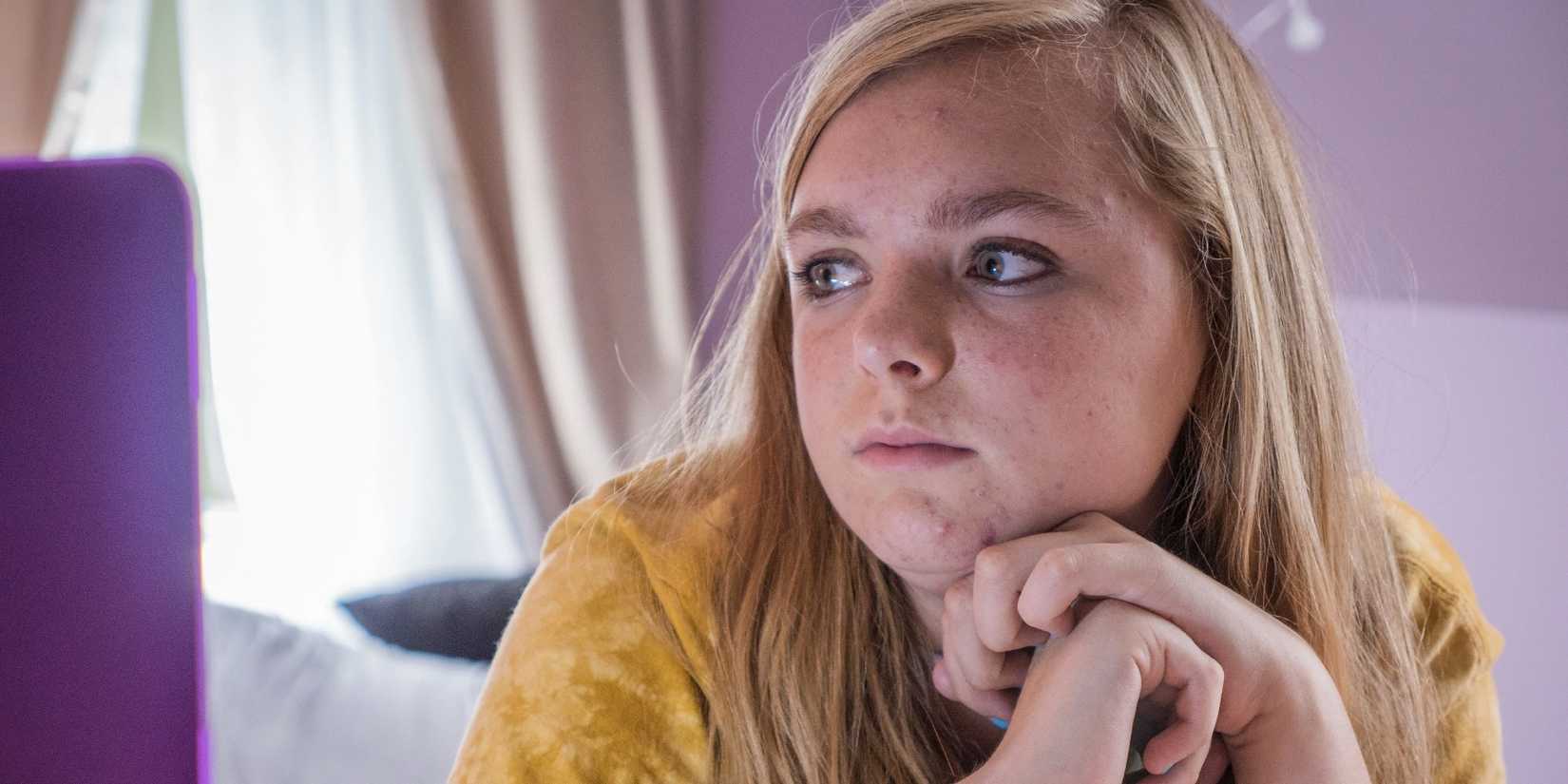 Kayla lying in bed and looking to her right in Eighth Grade