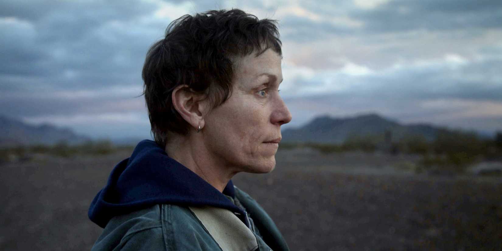 Frances McDormand'ın 'Nomadland' da geniş bir alanda duran Fern olarak çekim.