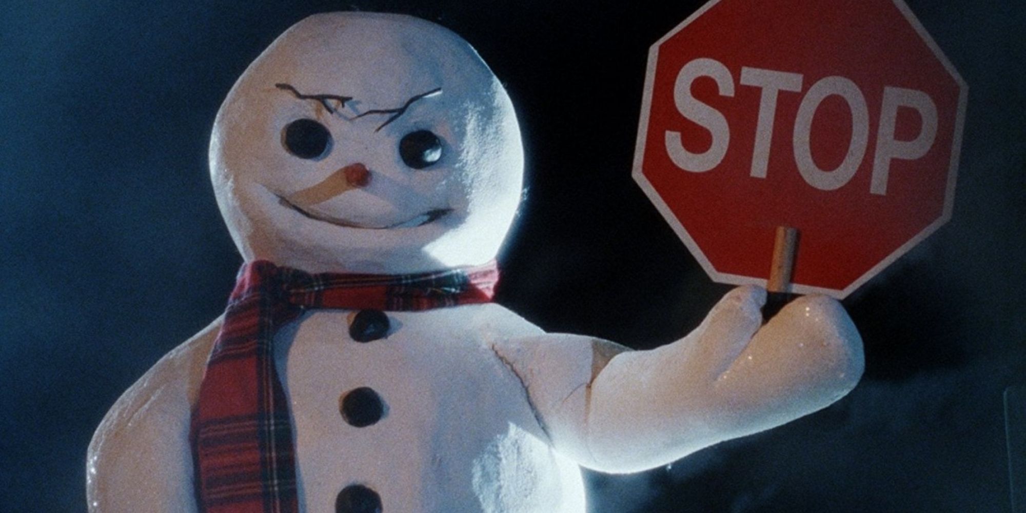 O boneco de neve assassino levanta uma placa de pare e sorri maliciosamente