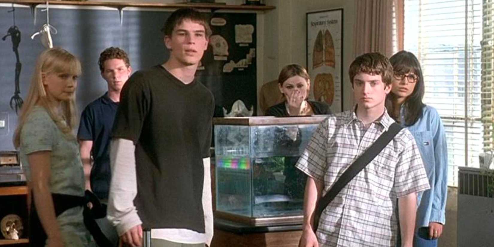 Josh Hartnett and Elijah Wood are standing next to each other, and others are standing behind them in The Faculty.