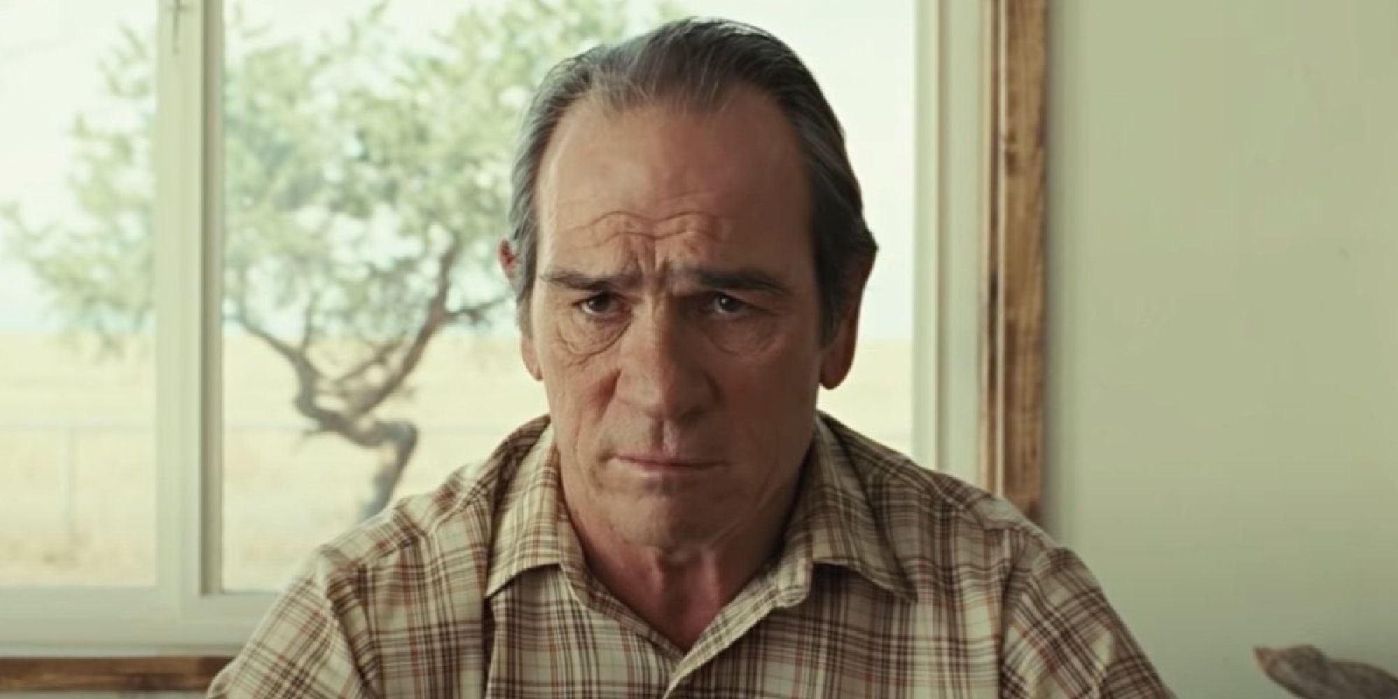 A close-up of Tommy Lee Jones as Sheriff Bell in No Country For Old Men.