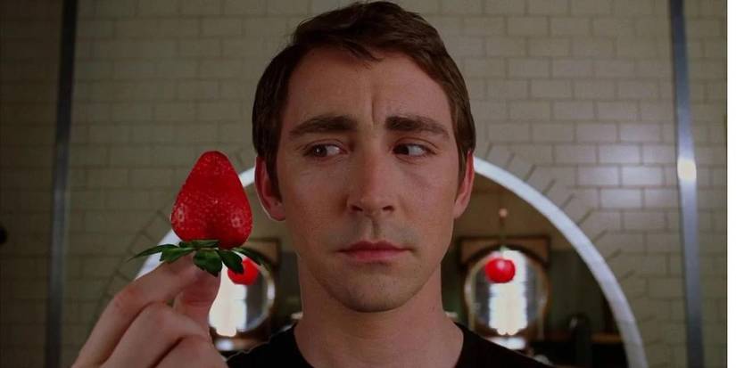 Ned, played by Lee Pace, holding a strawberry in Pushing Daisies