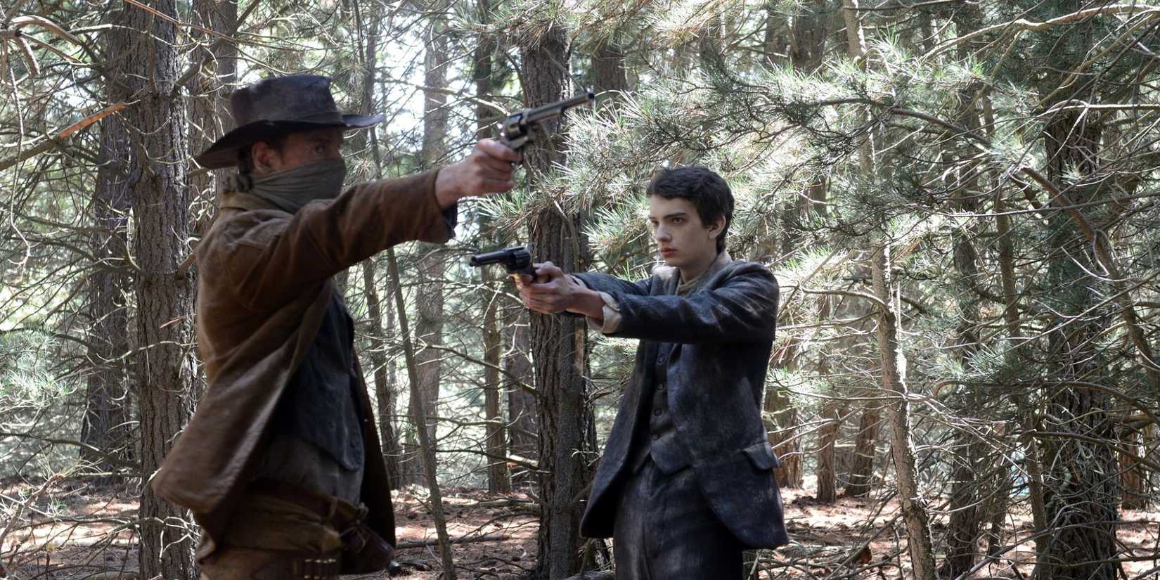 Michael Fassbender e Kodi Smit-McPhee em cena do filme Slow West.