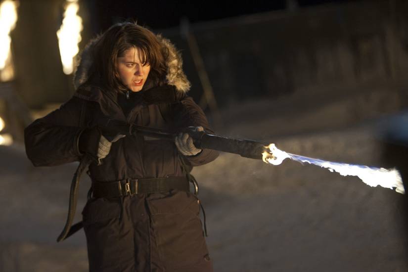 the-thing-2011-mary-elizabeth-winstead-with-flamethrower