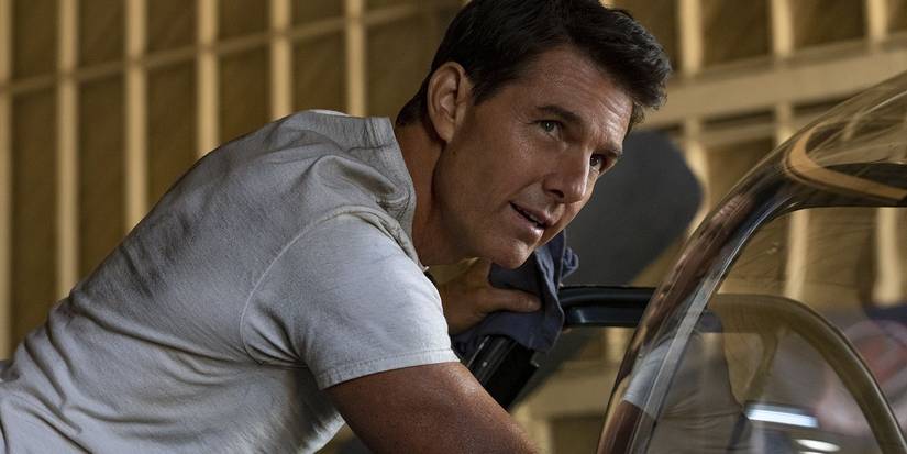 Maverick berbelok ke kanan dan menyeringai di Top Gun: Maverick