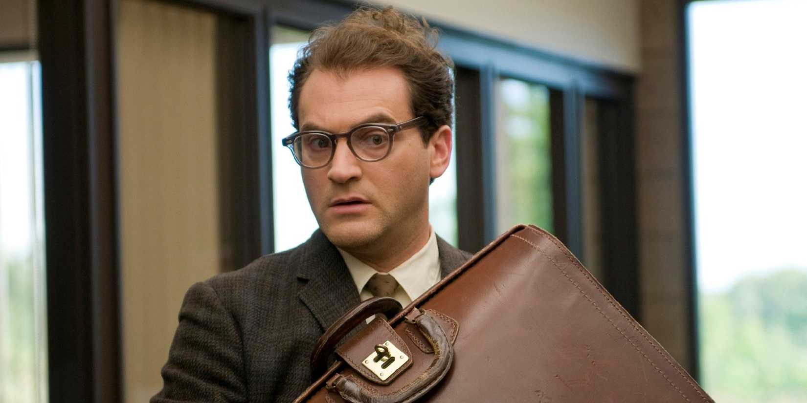 Michael Stuhlbarg holding on to a briefcase in A Serious Man