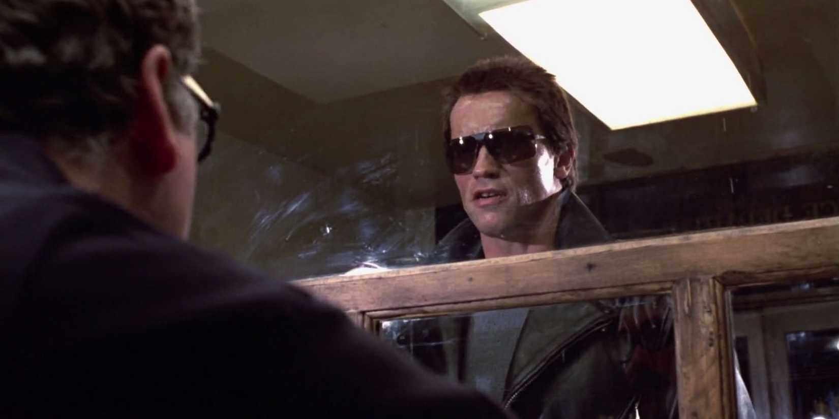 Terminator, yang diperankan oleh aktor Arnold Schwarzenegger, di lobi kantor polisi di 'The Terminator' (1984).