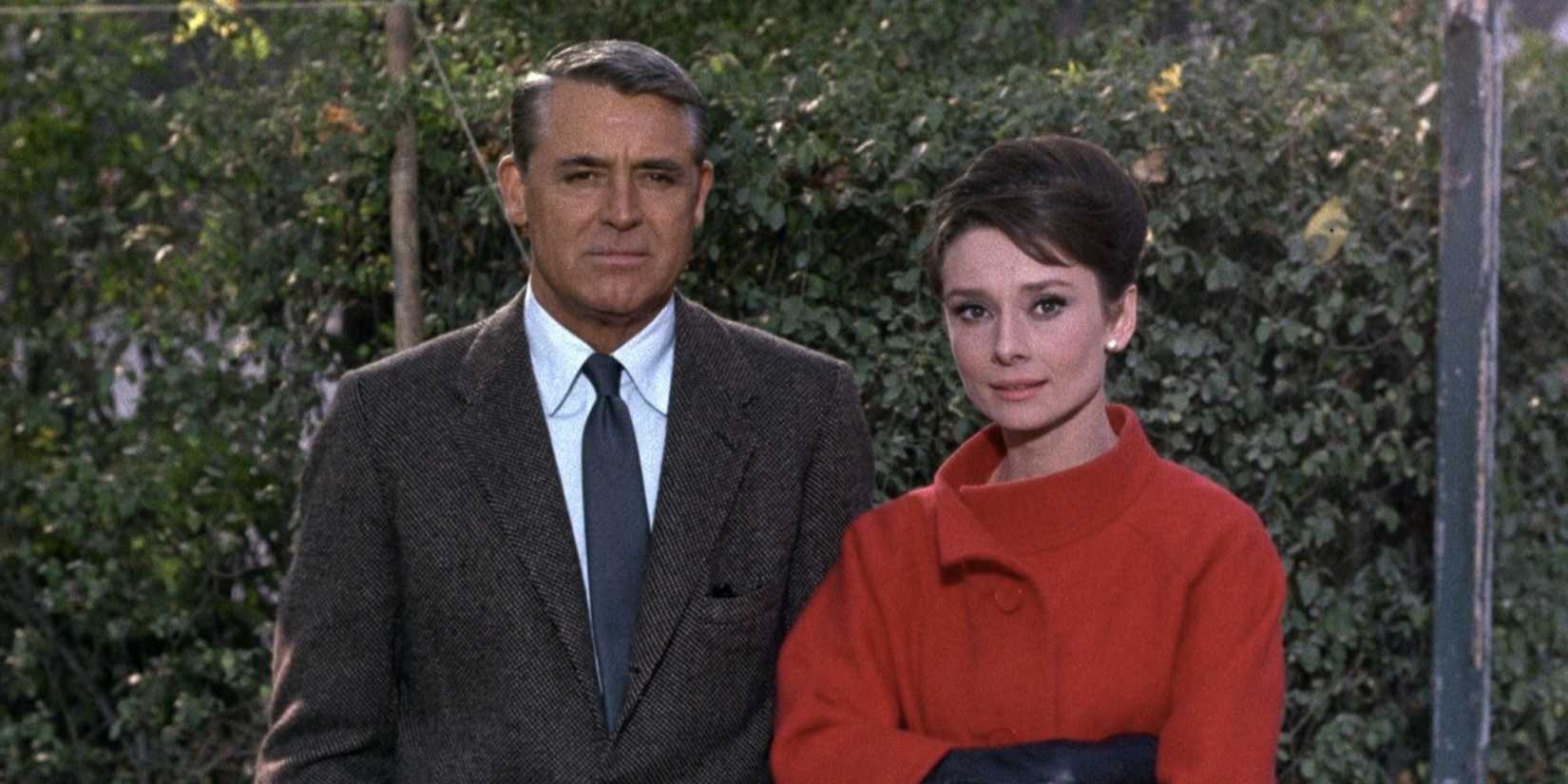 Audrey Hepburn dan Cary Grant di 'Charade' berdampingan melihat ke depan.