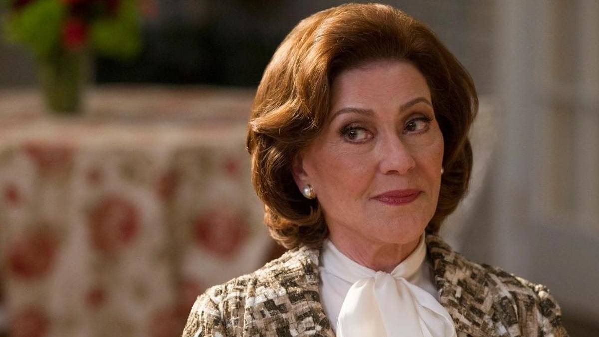 Smiling Knowingly ‘Gilmore Girls’ Kelly Bishop Is Writing a Book About Her Career