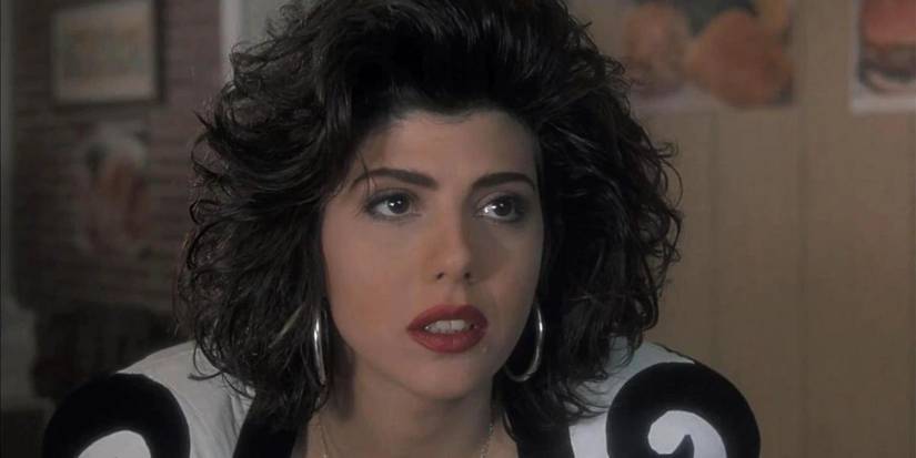Marisa Tomei sebagai Mona Lisa Vito memandang dengan penuh perhatian 