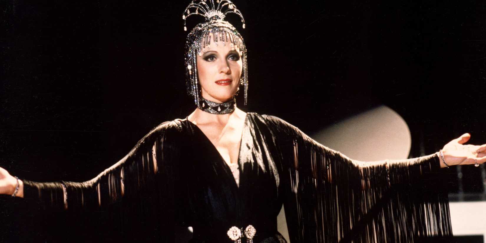 Julie Andrews as Victoria in Victor/Victoria with her arms open