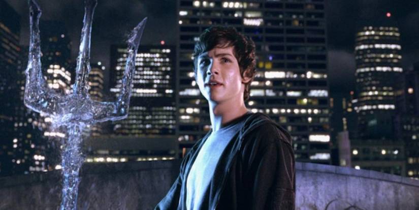 Logan Lerman como Percy Jackson con un tridente hecho de agua en 'Percy Jackson y el ladrón' (2010)