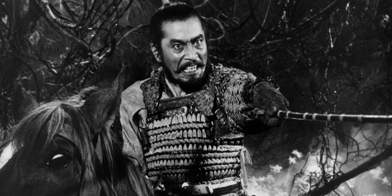 Toshiro Mifune, montado em um cavalo, aponta sua Katana ameaçadoramente no trono de sangue