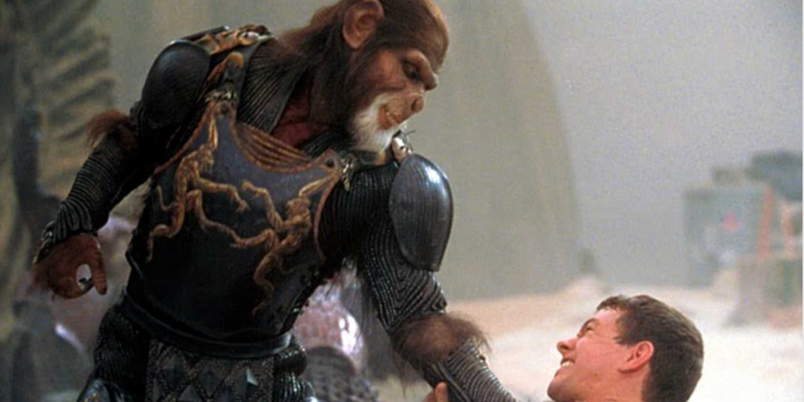 Thade choking Leo on the beach in Planet of the Apes (2001)