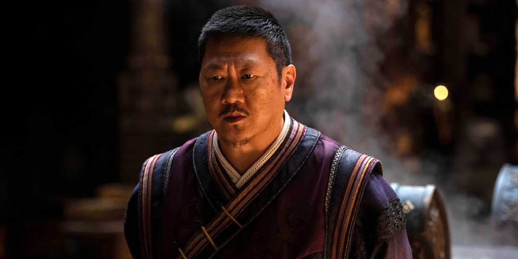 Wong stāvēja un izskata aizrautīgu “Doctor Strange”