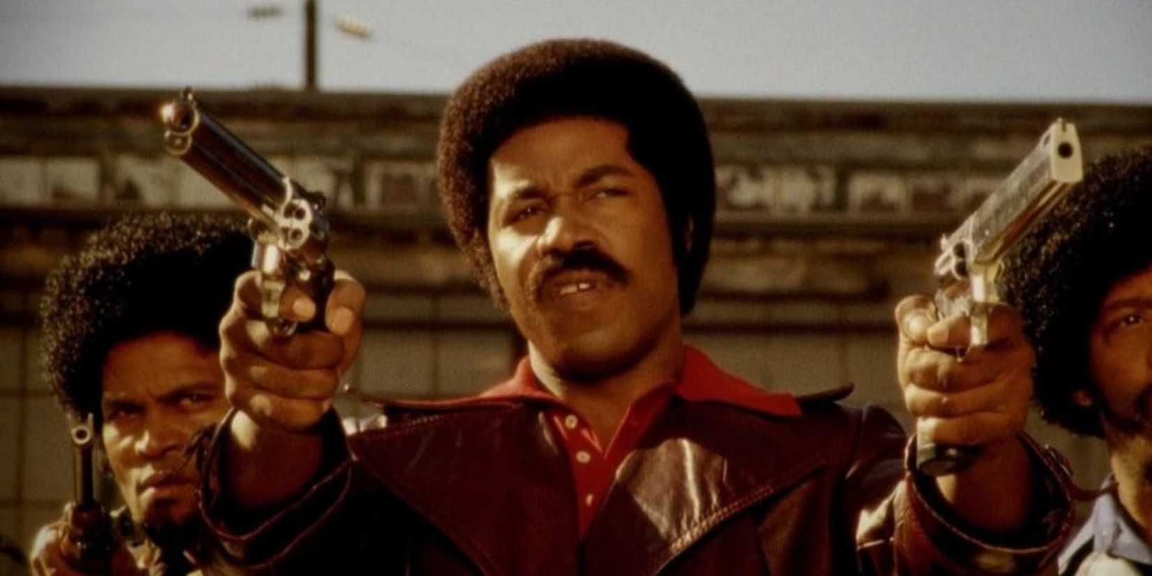 Black Dynamite mirando duas armas em Black Dynamite.