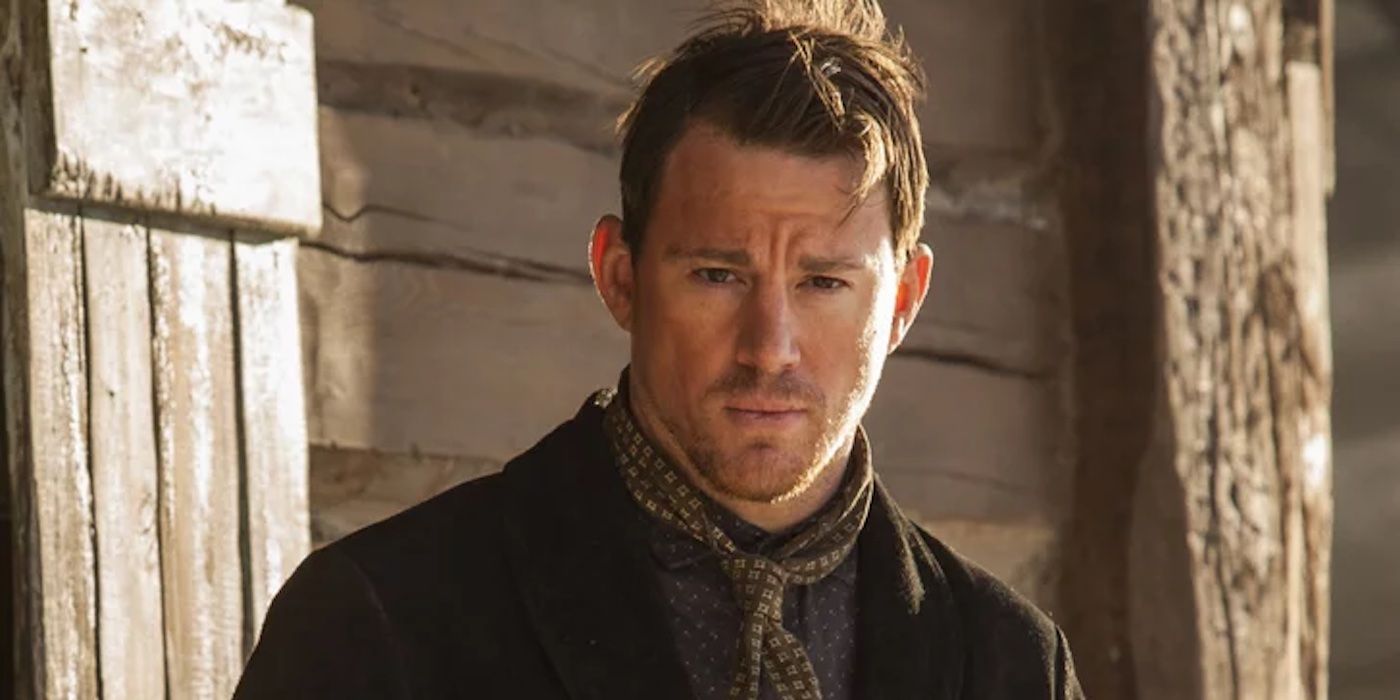 Channing Tatum in Western clothes outside a building with a concerned expression in The Hateful Eight. 