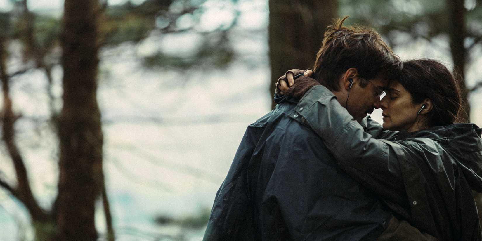 Colin Farrell and Rachel Weisz hugging in 'The Lobster'