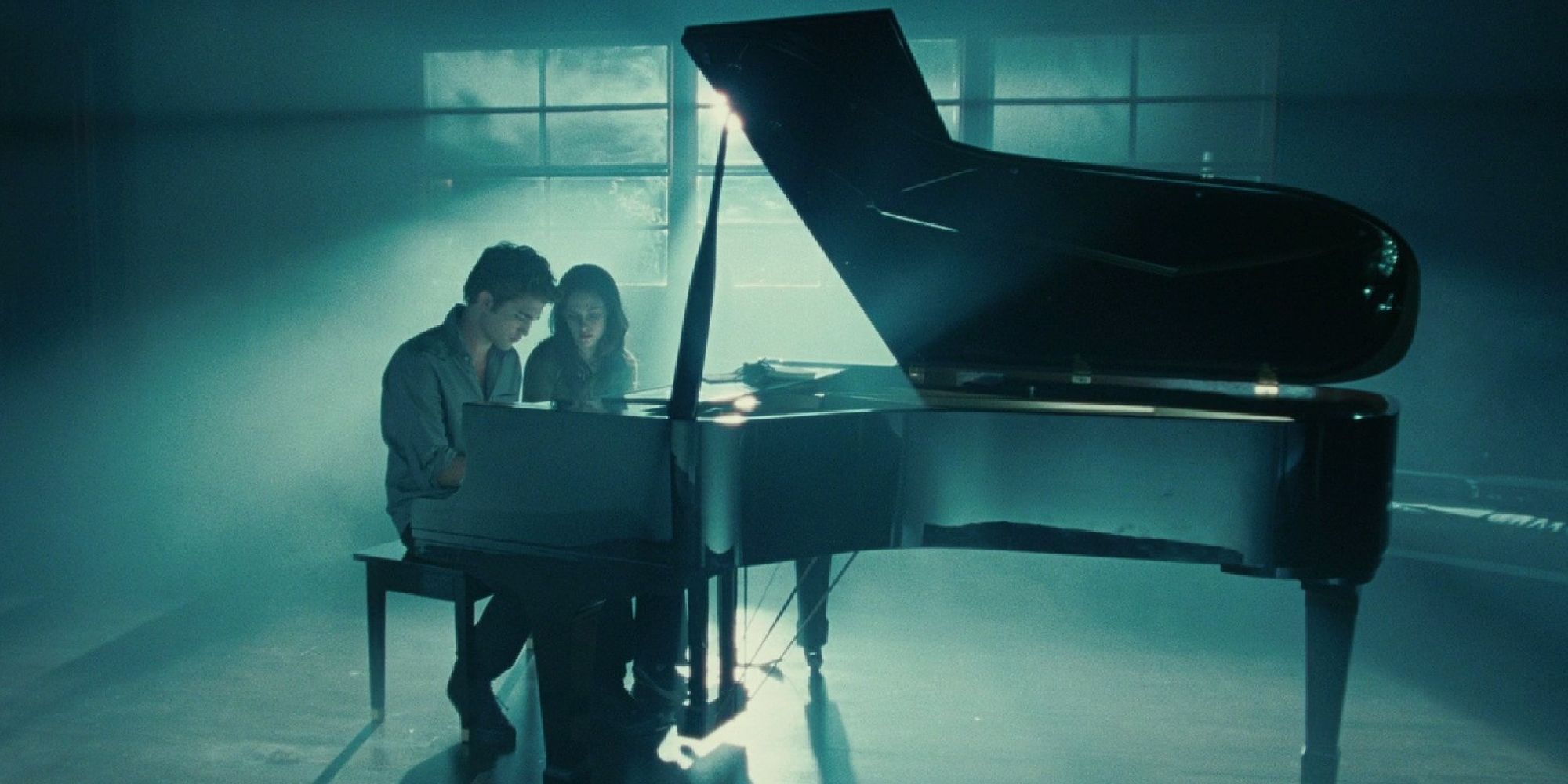 kristen-stewart-watching-robert-pattinson-play-the-piano-in-twilight ‘Twilight’ Officially Takes Over Netflix a Week Before Halloween
