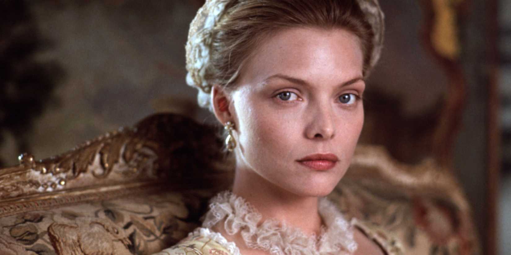 Madame de Tourvel, diperankan oleh Michelle Pfeiffer, melihat ke depan dalam 'Dangerous Liaisons'.