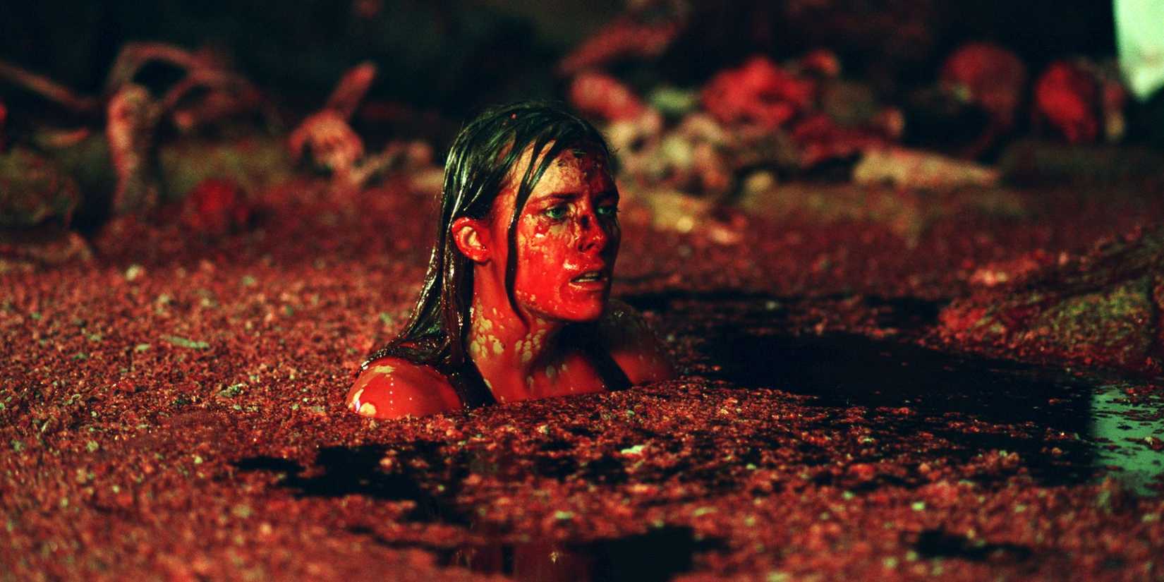 Sarah mengarungi genangan darah di The Descent.