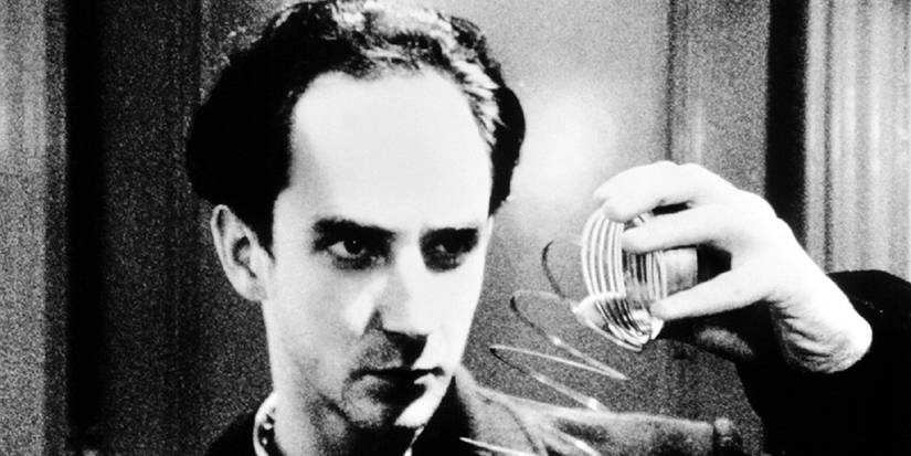 Sean Gullette memegang slinky di Pi Darren Aronofsky