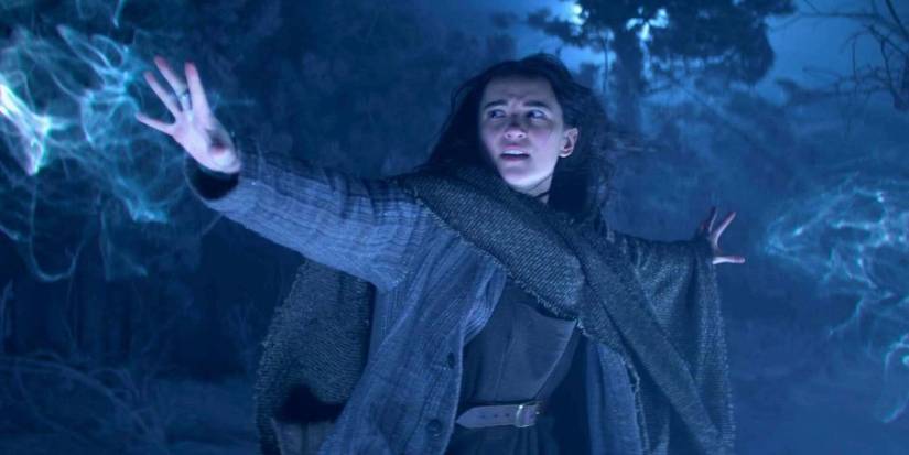 Alina using her powers to stop Grisha 