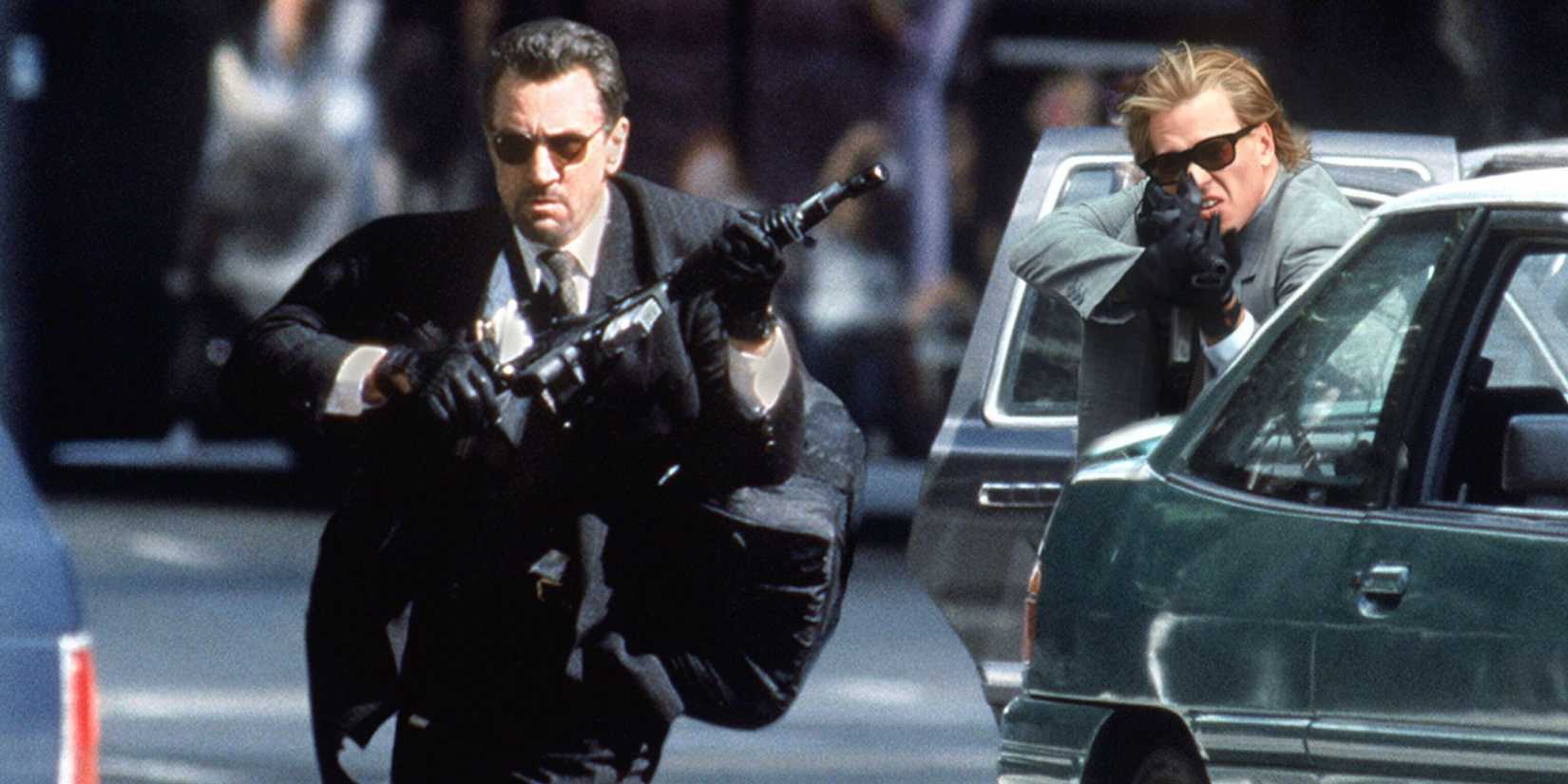 Robert De Niro and Val Kilmer armed with assault rifles in Heat.
