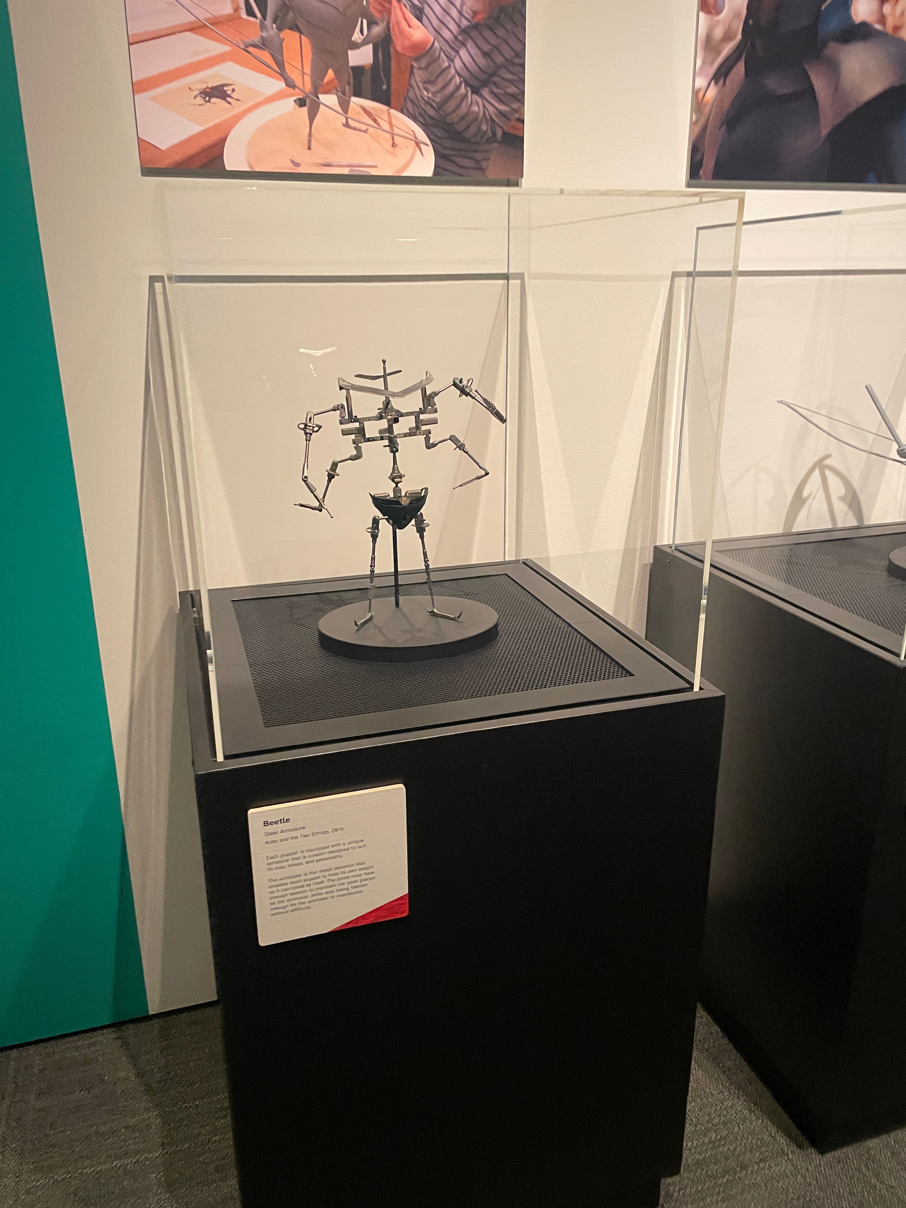 Un modèle de squelette du scarabée de Kubo et les deux cordes à Hidden Worlds : The Films of Laika