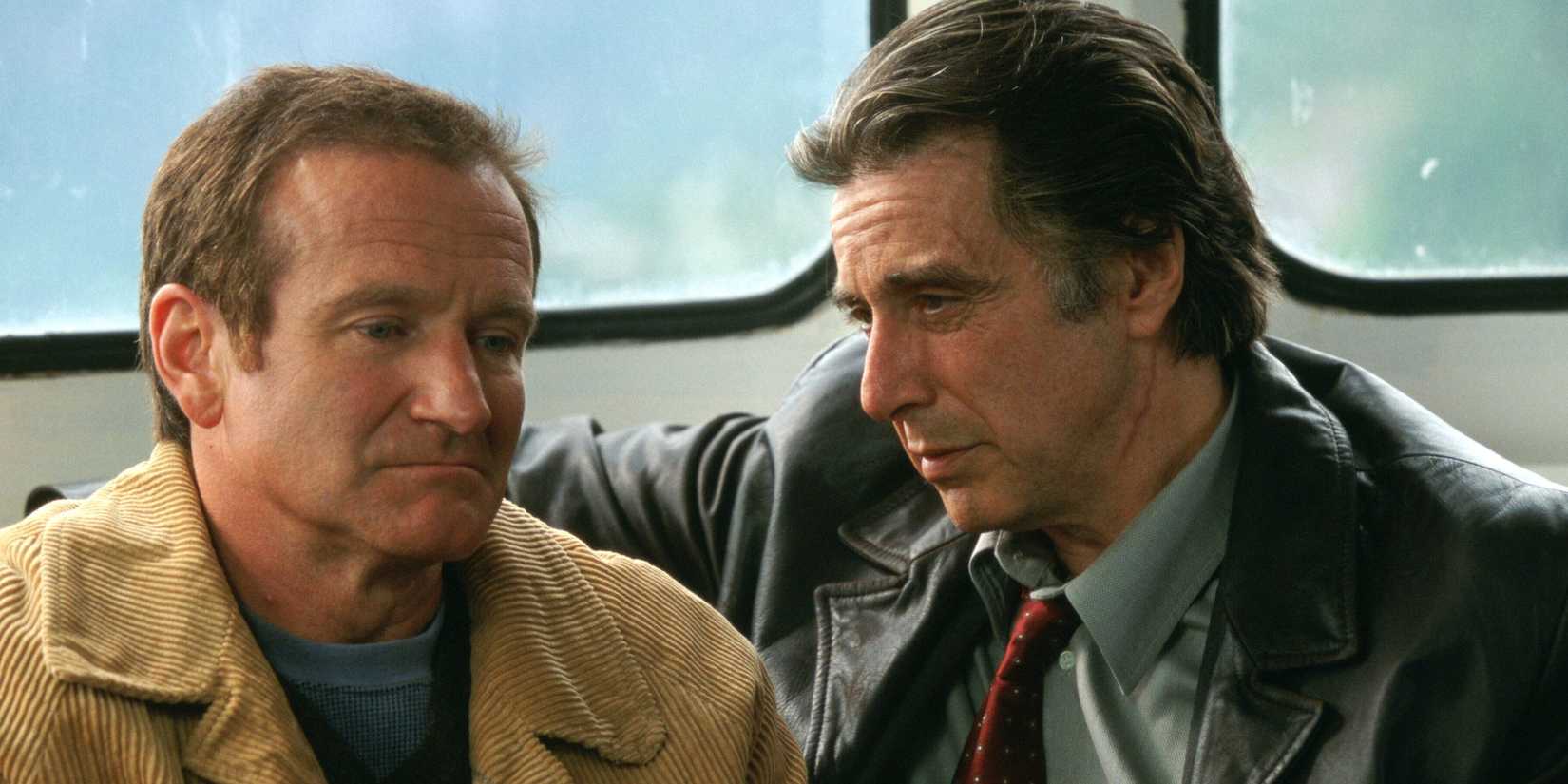 Robin Williams and Al Pacino as Walter Finch and Will Dormer, talking on a bus in Insomnia