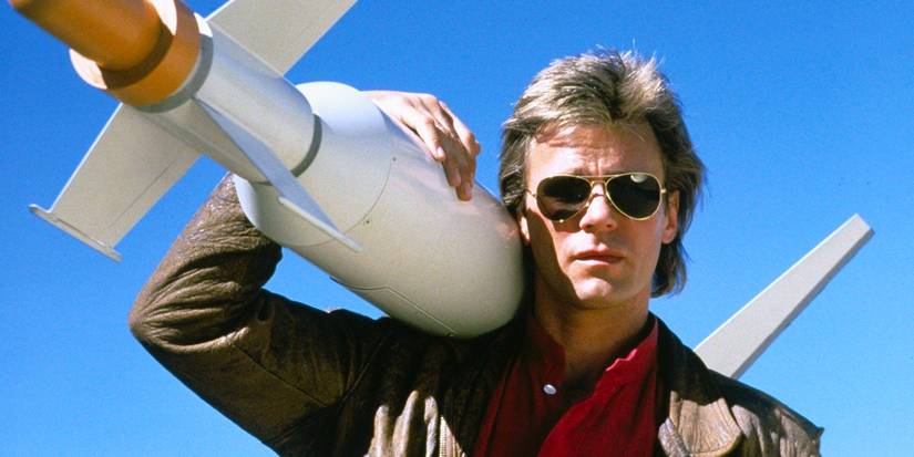 Angus MacGyver holds a rocket over his shoulder in MacGyver.