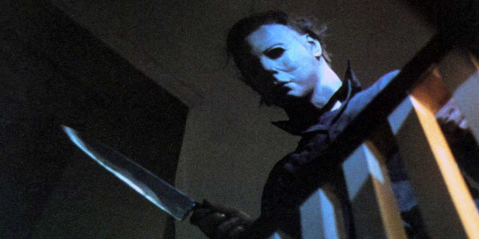 Michael Myers memegang pisau di Halloween.
