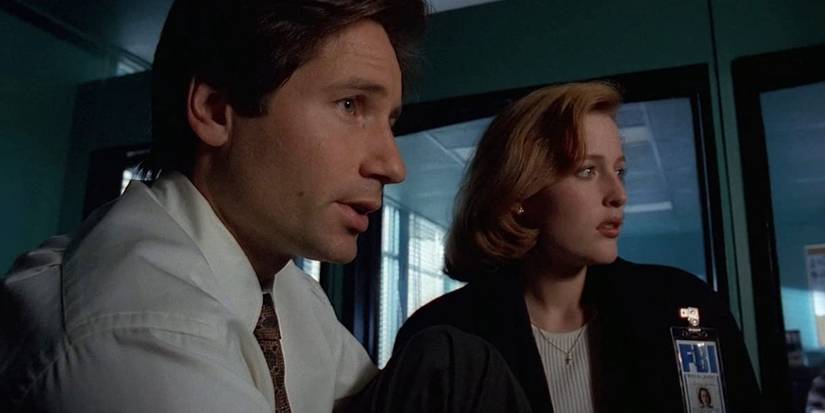 Gillian Anderson and David Duchovny in The X-Files both looking at something, shocked.
