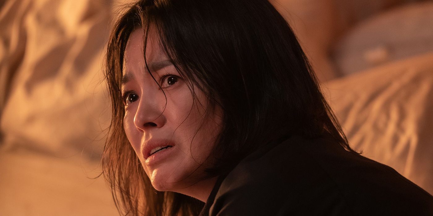 Song Hye-kyo as Moon Dong-eun crying and looking at something off-camera in The Glory. 